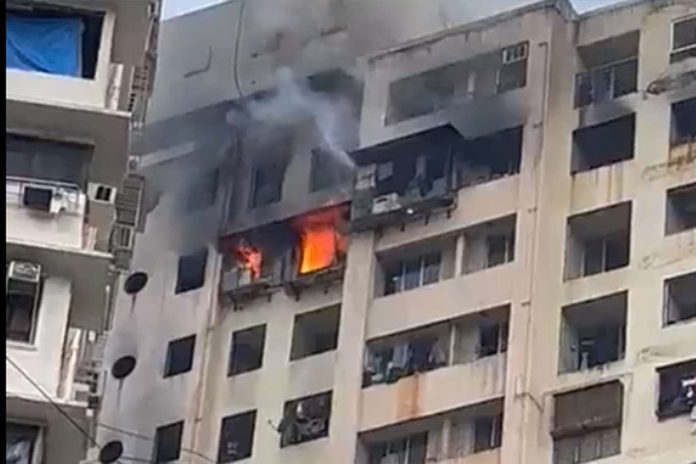 سبع قتلى جراء حريق نشب داخل شقة سكنية في  مدينة مومباي الهندية